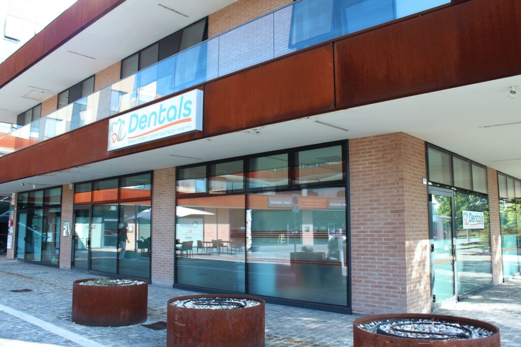 insegna studio dentistico mc dentals