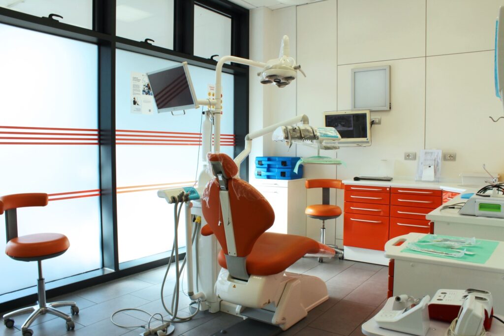 studio dentisti mc dentals con poltrona arancione e strumenti